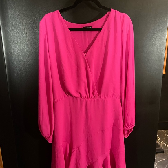 krisa Dresses & Skirts - Elegant Fuchsia V-Neck Mini Dress